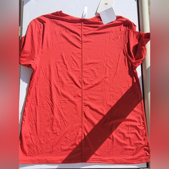 NWT Fabletics Phoenix Lite Short Sleeve Tee in Haute Red - Picture 4 of 4